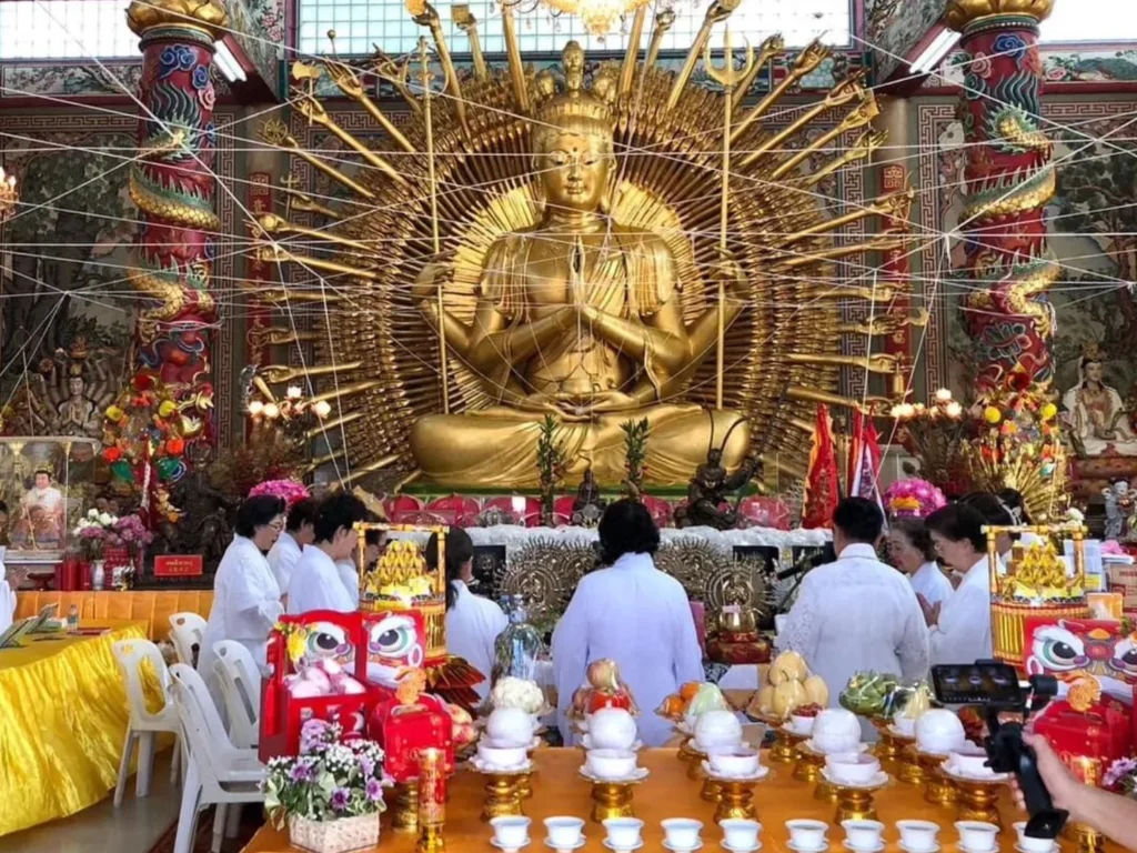 พิธีสวดมนต์ถวายเป็นพุทธบูชาแด่พระมหาโพธิสัตว์กวนอิม